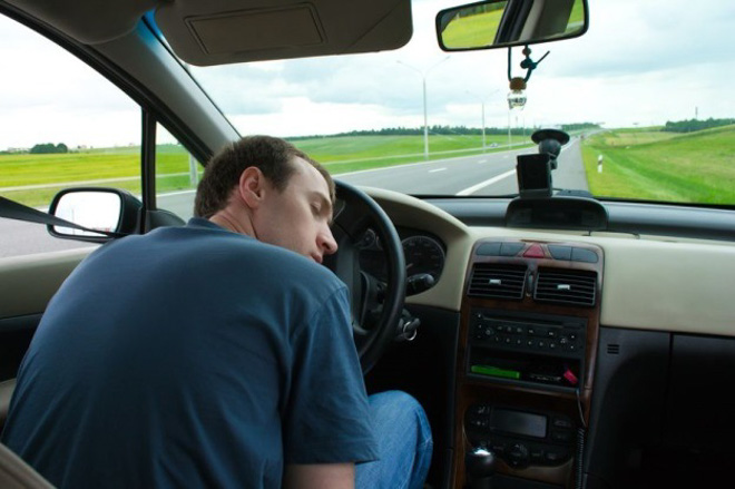 Hình ảnh tài xế ngủ trên xe ô tô