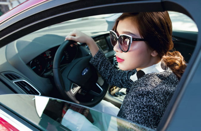 Hình ảnh nữ tài xế hạ kính xe ô tô