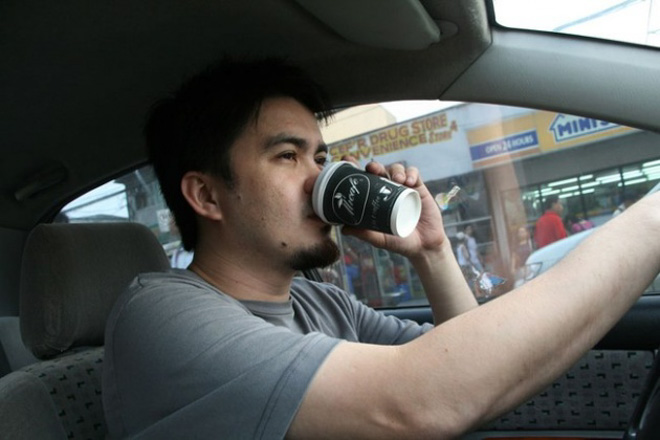Hình ảnh tài xế đang uống cà phê trên xe