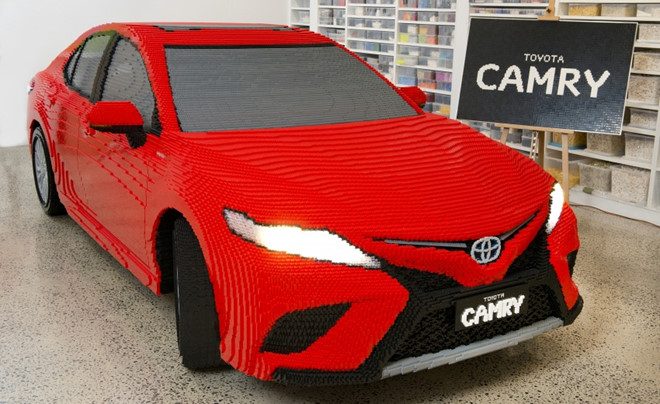 Hình ảnh mặt trước xe Toyota Camry được làm từ Lego