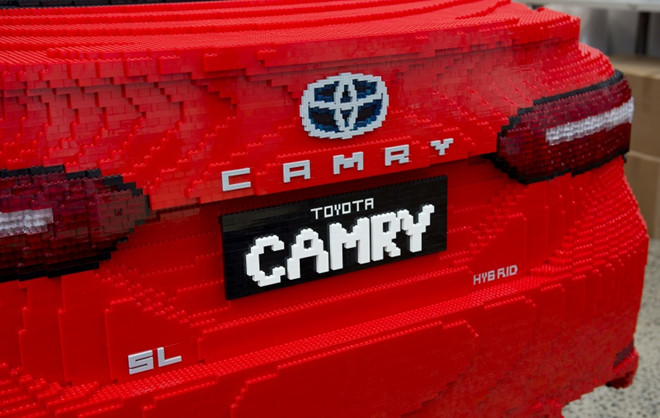 Hình ảnh đuôi xe Toyota Camry được làm từ Lego