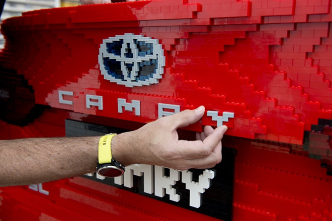 Hình ảnh ký tự logo Camry được làm từ Lego