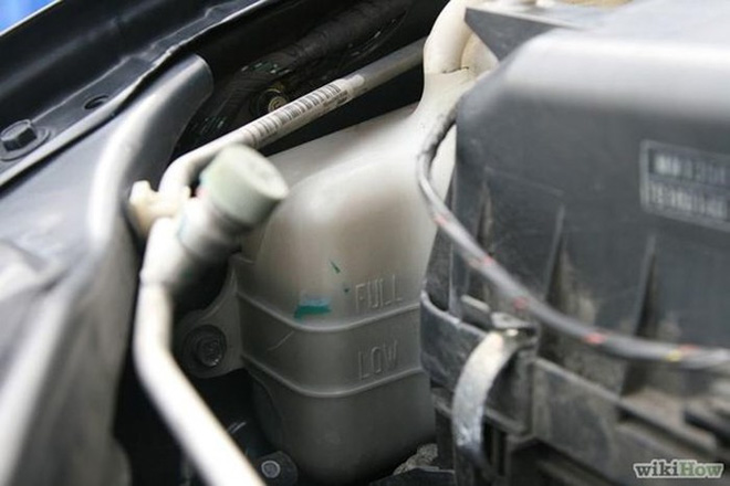 Hình ảnh vị trí ngăn chứa nước làm mát bên trong động cơ ô tô