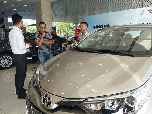 Hình ảnh khách hàng tìm hiểu về xe Toyota Vios tại đại lý