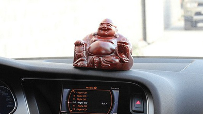 Hình ảnh tượng Phật trang trí để trên táp lô xe