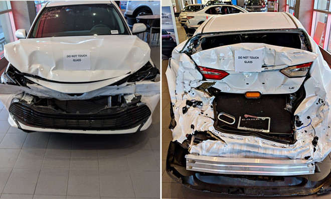 Hình ảnh xe Toyota Camry bị tông nát phần đầu xe và đuôi xe