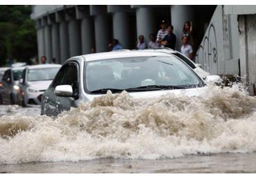 Kinh nghiệm lái xe qua vùng ngập nước để hạn chế rủi ro